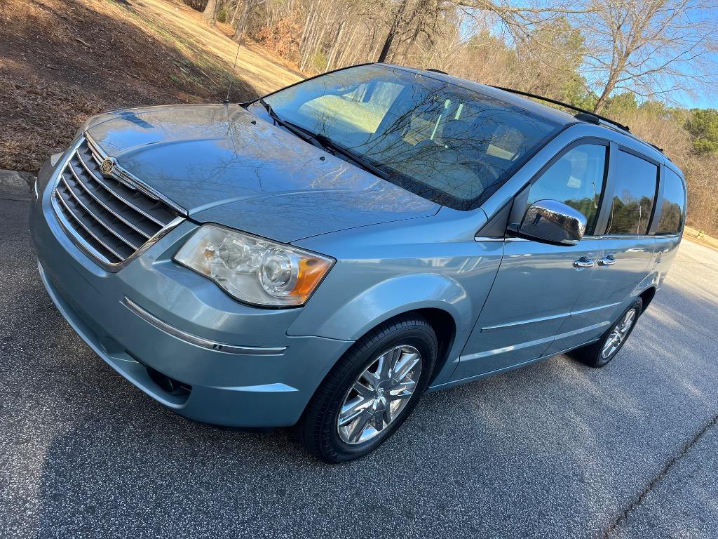 2009 Chrysler Town & Country Base's photo